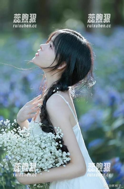 黑料网站 在线热议:黑料网站上,美女们的真实与幻想交织!